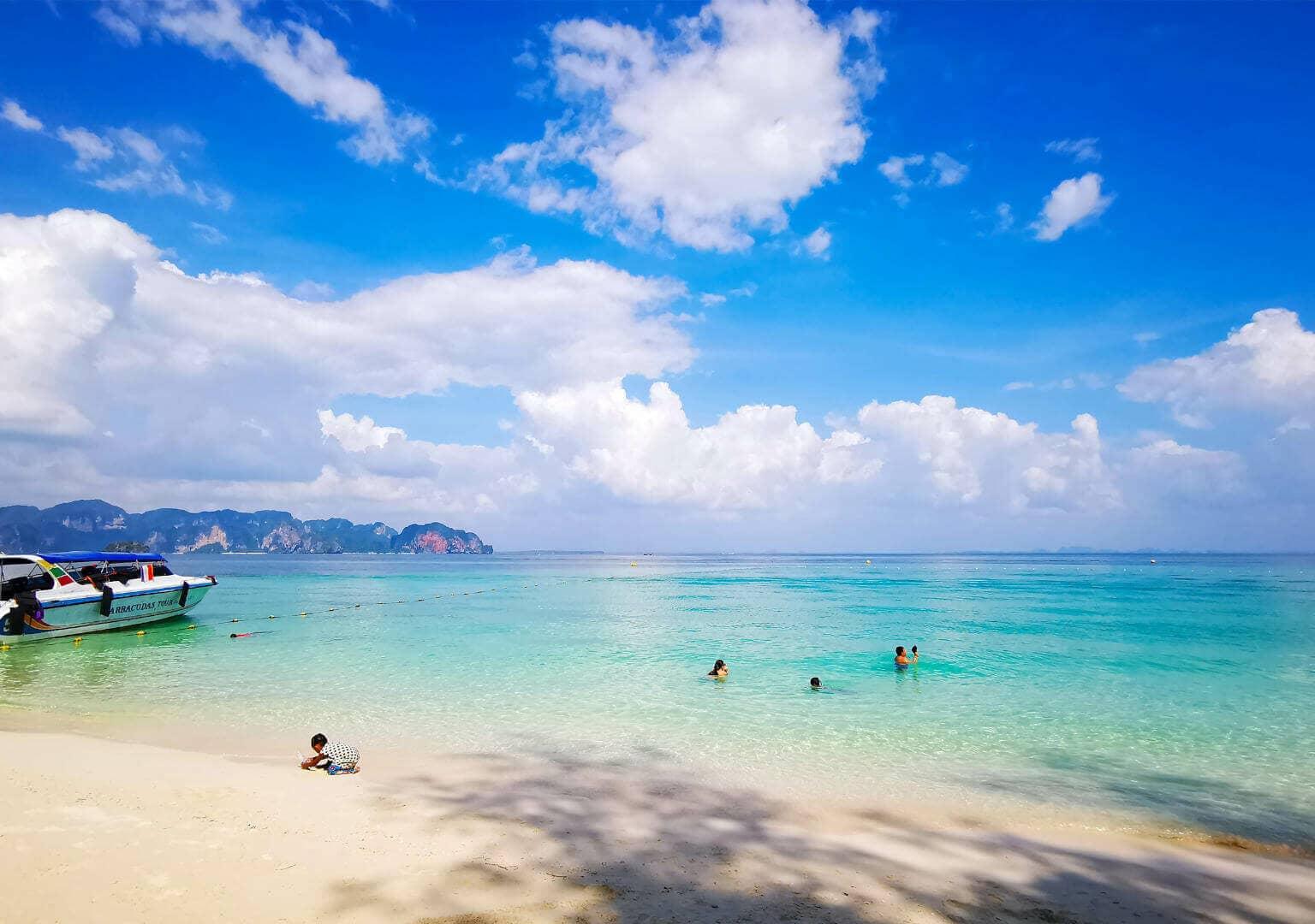 En Chicken Island en Tailandia, se puede nadar maravillosamente en una de las playas del mar.