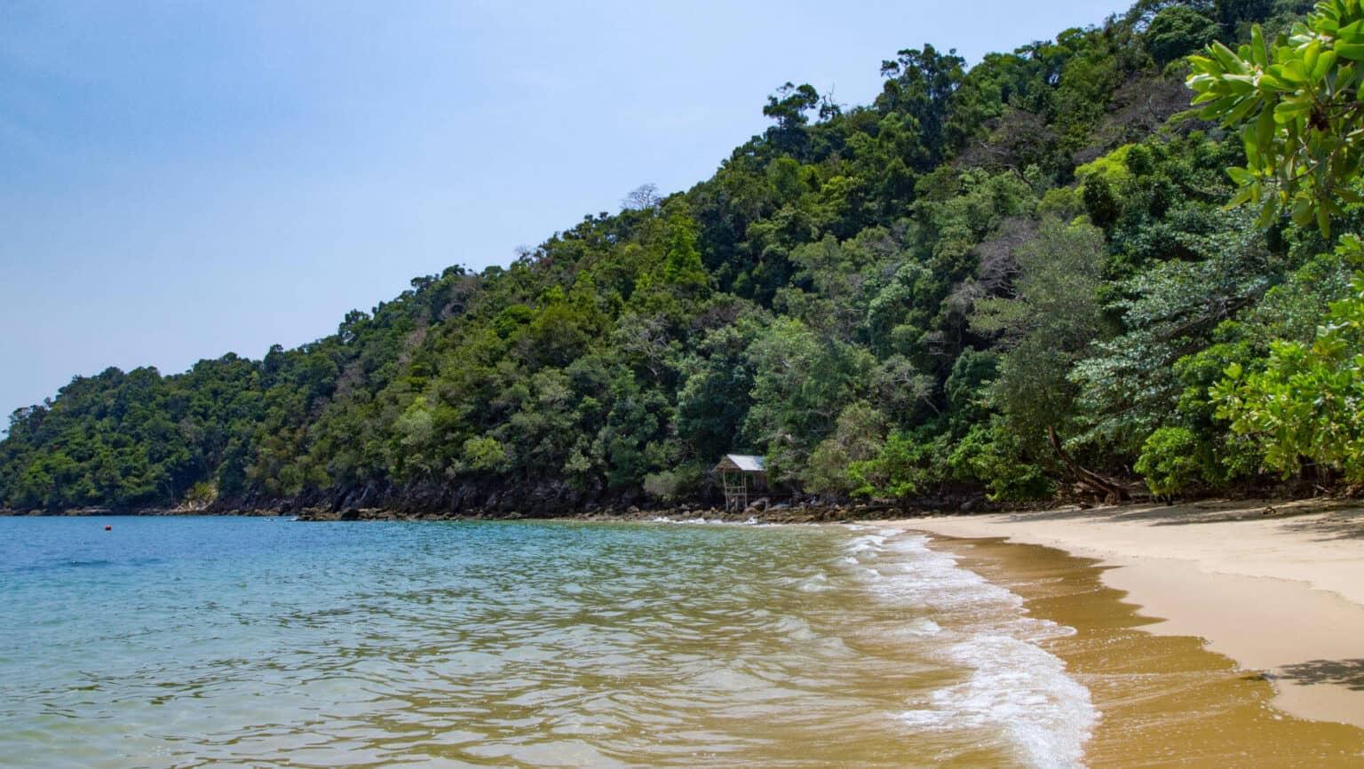 Monkey Bay es uno de los lugares más tranquilos en la isla Koh Phayam y tiene una de las playas más hermosas de Tailandia.