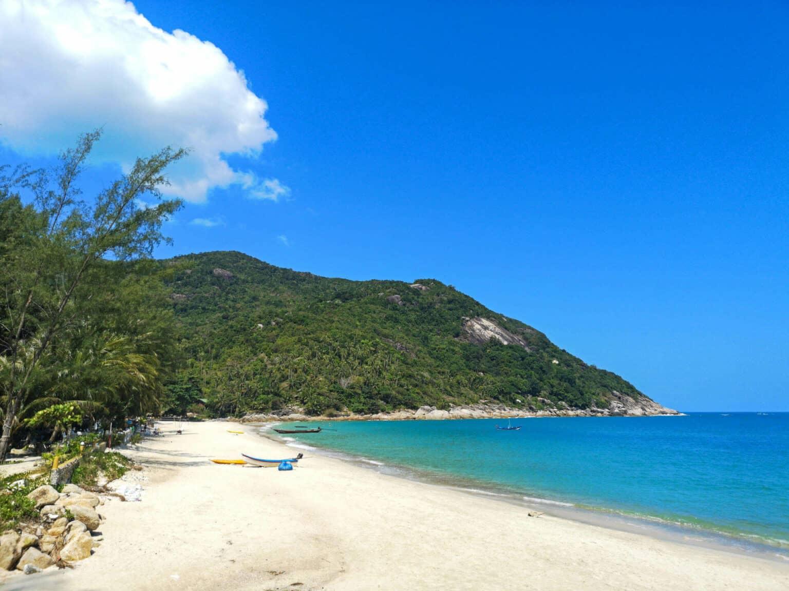 En la isla Koh Phangan en Tailandia, especialmente las fiestas de luna llena en las playas son famosas.