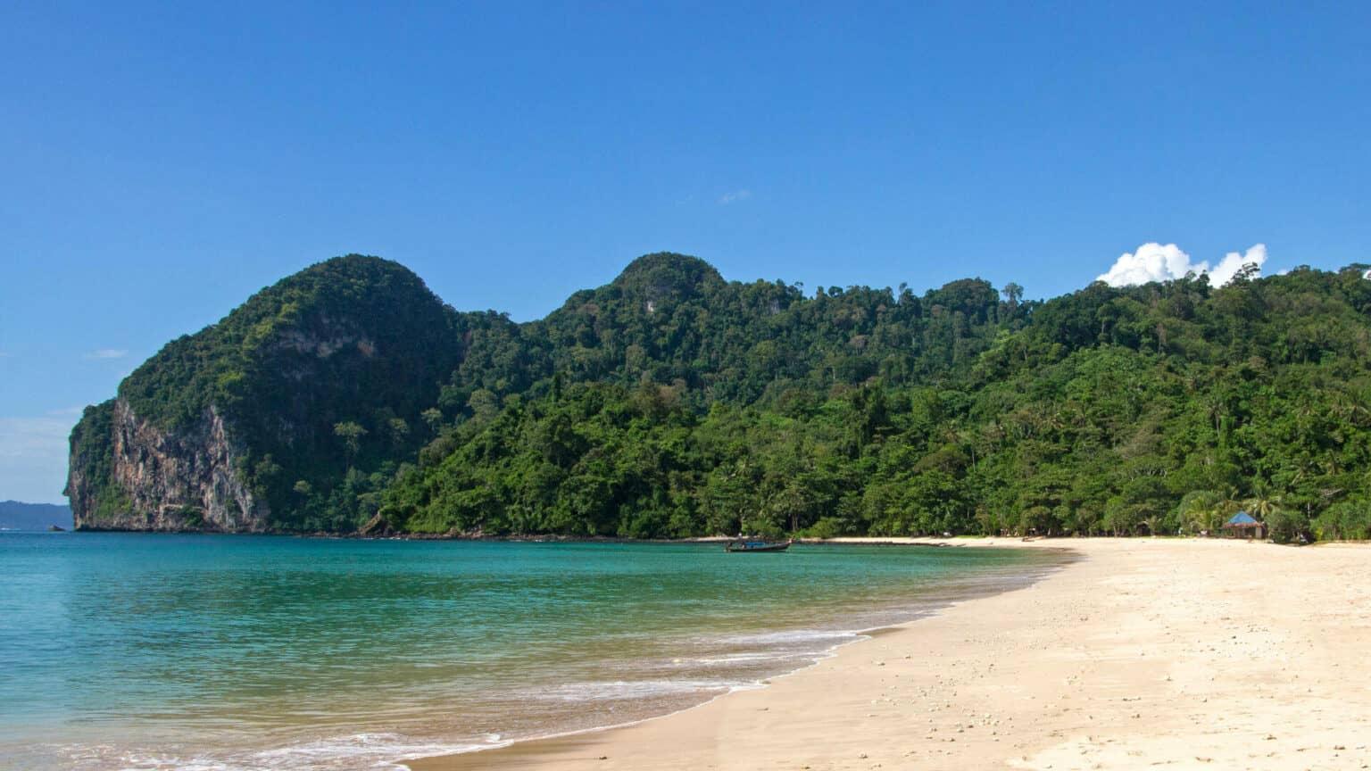 Charlie Beach es uno de los lugares tranquilos lejos de las famosas y abarrotadas playas del mar en Tailandia.