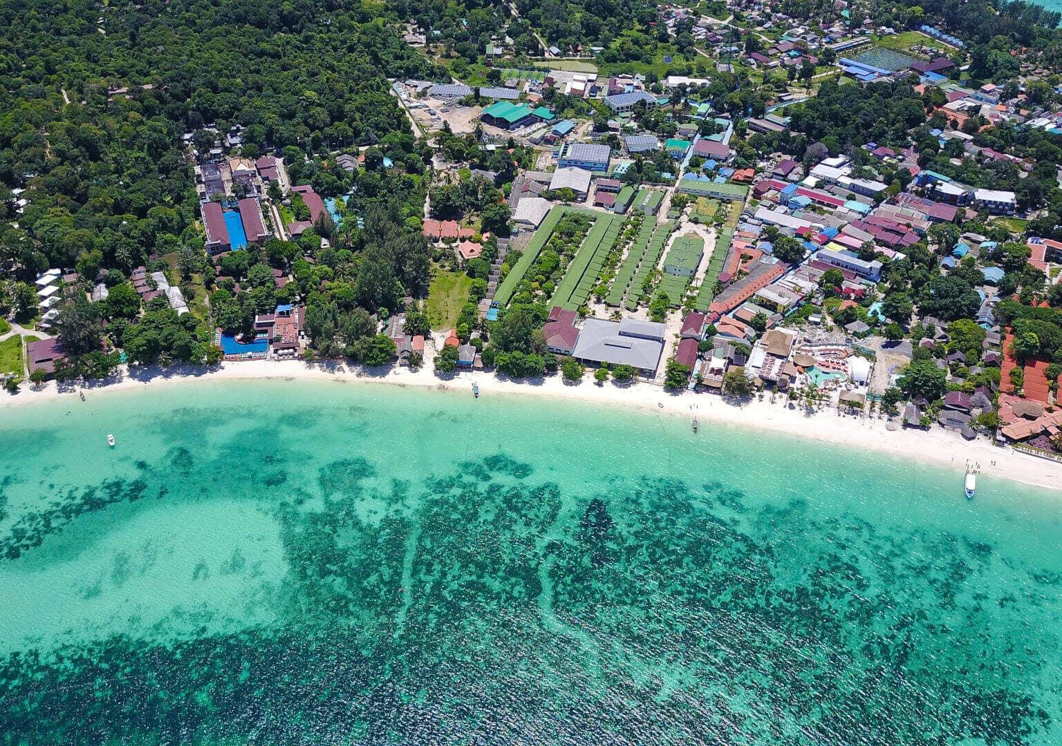 Desde arriba, Pattaya Beach impresiona con su larga playa y numerosos edificios.