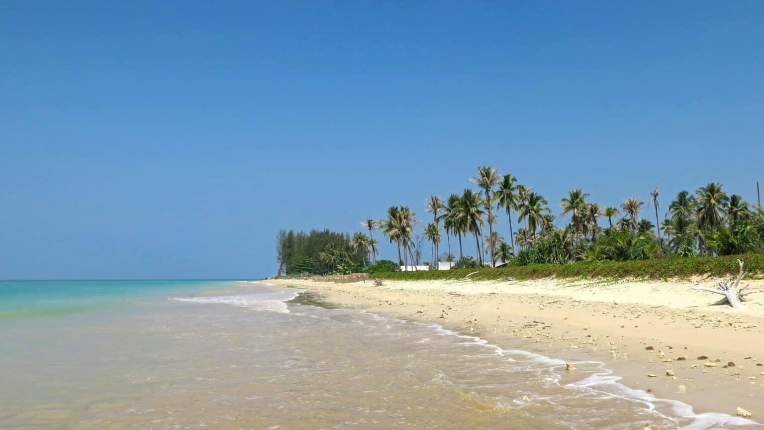 Thap Tawan Beach en Khao Lak, Tailandia, es una de las playas más hermosas con agua cristalina de color turquesa.