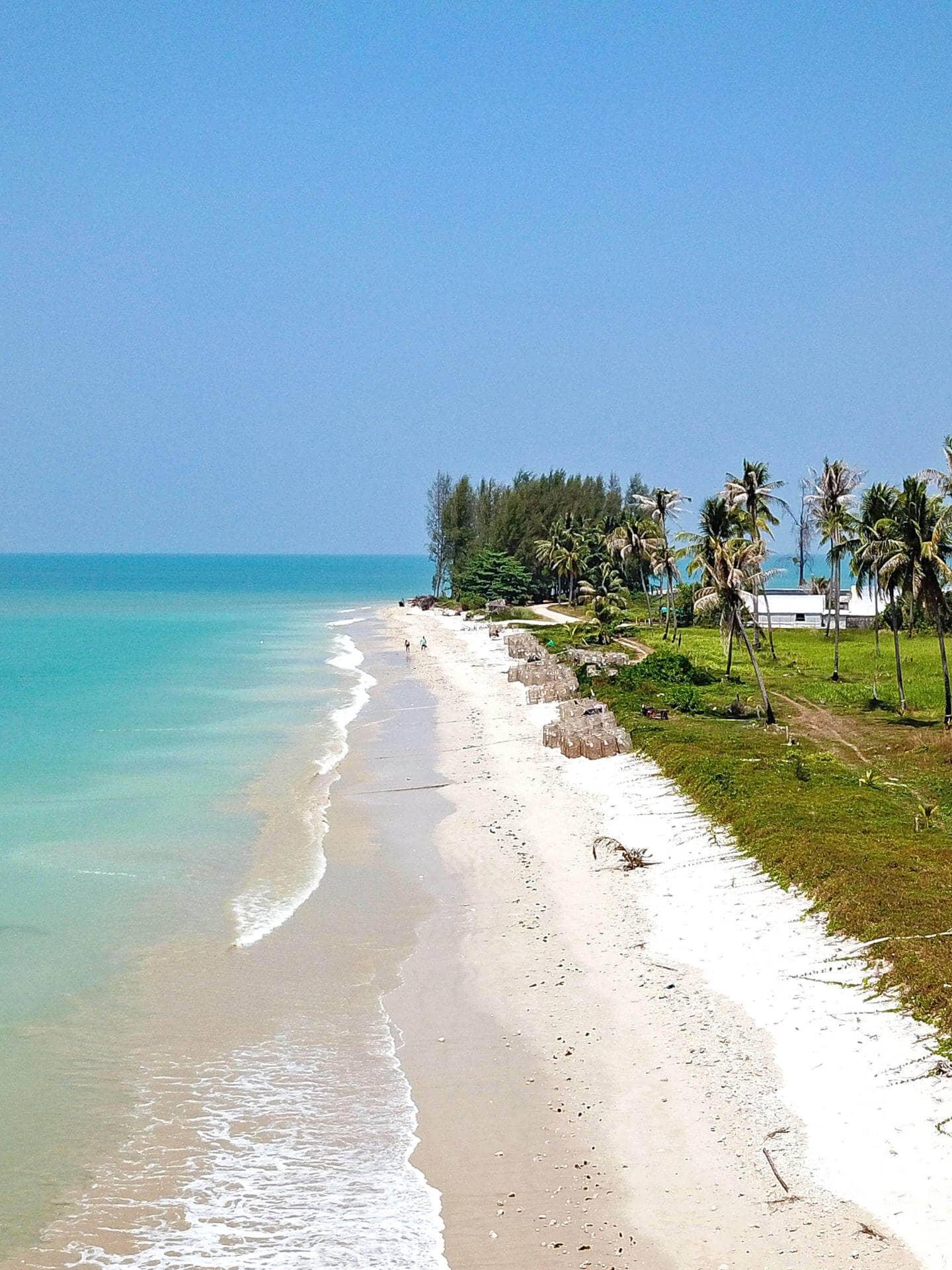 La región de Khao Lak en Tailandia se extiende a lo largo de una larga franja costera con playas interminables junto al mar turquesa.