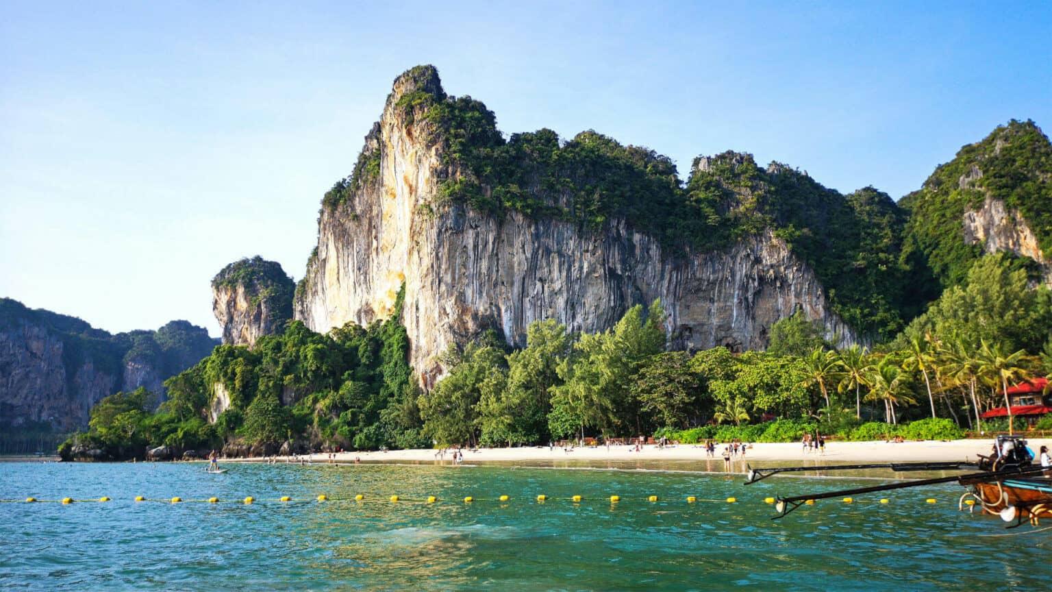 Railay Beach West en Tailandia es una famosa playa de Krabi con un paisaje impresionante.
