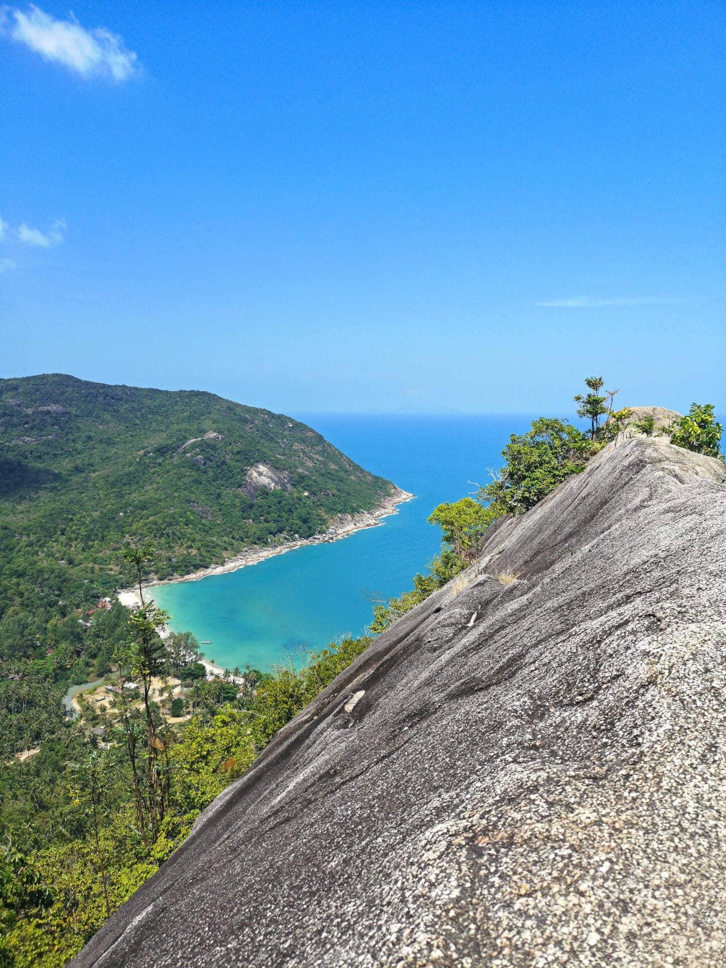 Uno de los miradores más bonitos de Tailandia se encuentra en Koh Phangan y ofrece vistas a la isla y al mar.