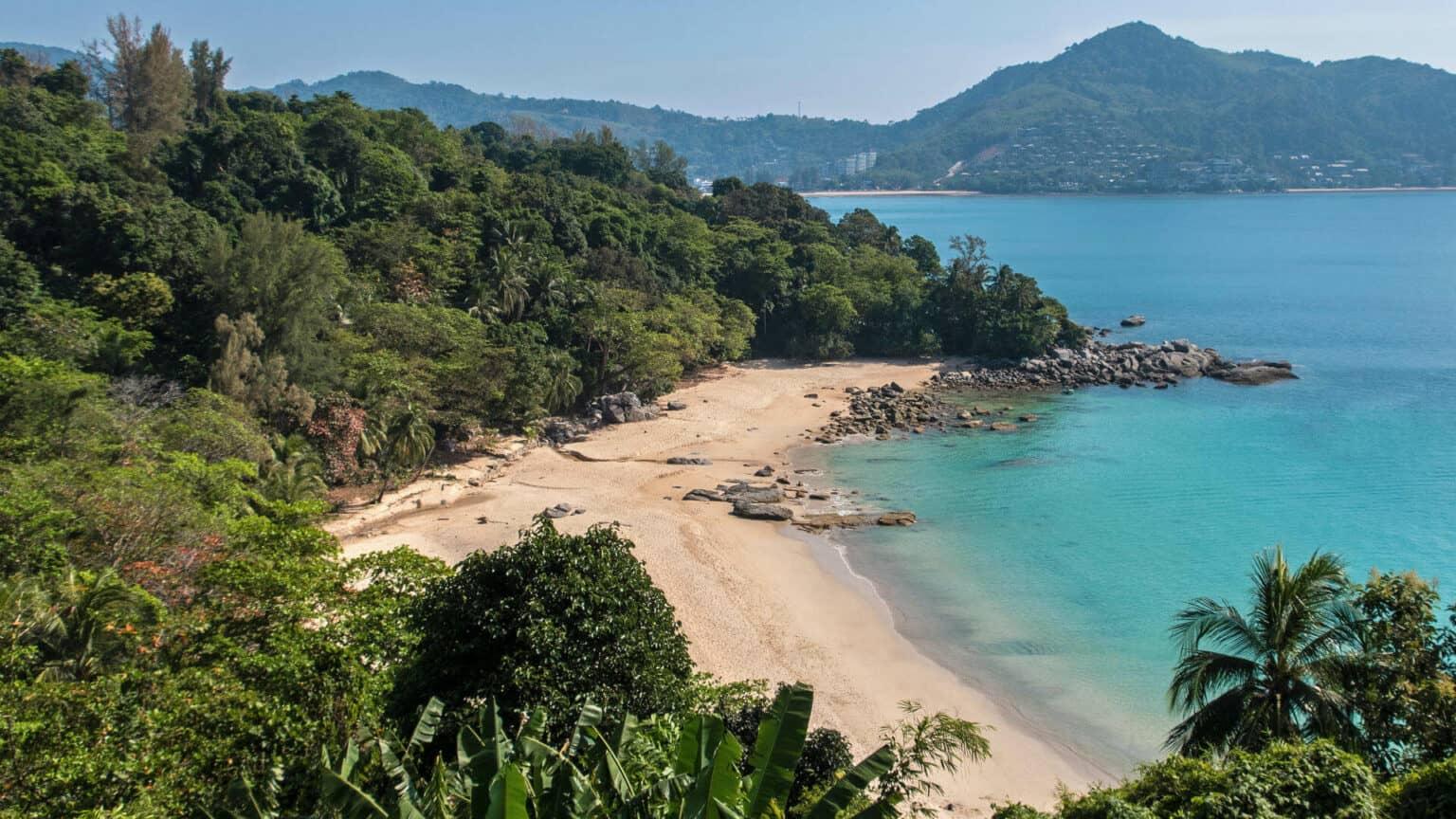 Phuket, la isla más grande de Tailandia, ofrece hermosos lugares y playas para nadar junto al mar.