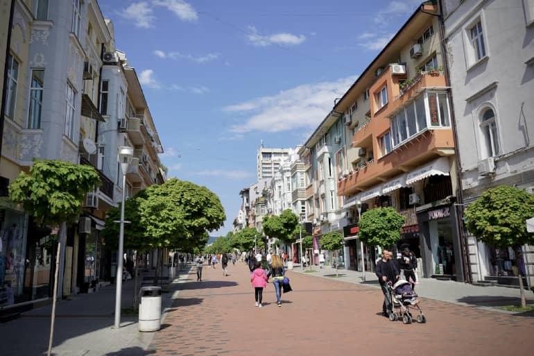 Una zona peatonal en la ciudad de Varna, Bulgaria, ofrece un corto paseo hacia el paseo marítimo.