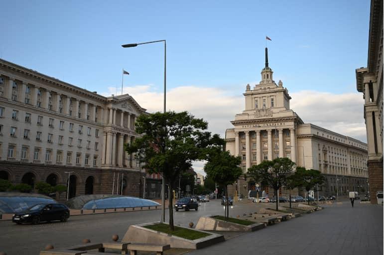 El palacio presidencial en la capital de Bulgaria, Sofía, con edificios circundantes.