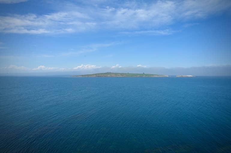 Vista desde Sozopol, Bulgaria, sobre el mar aparentemente infinito hacia una isla en la distancia.