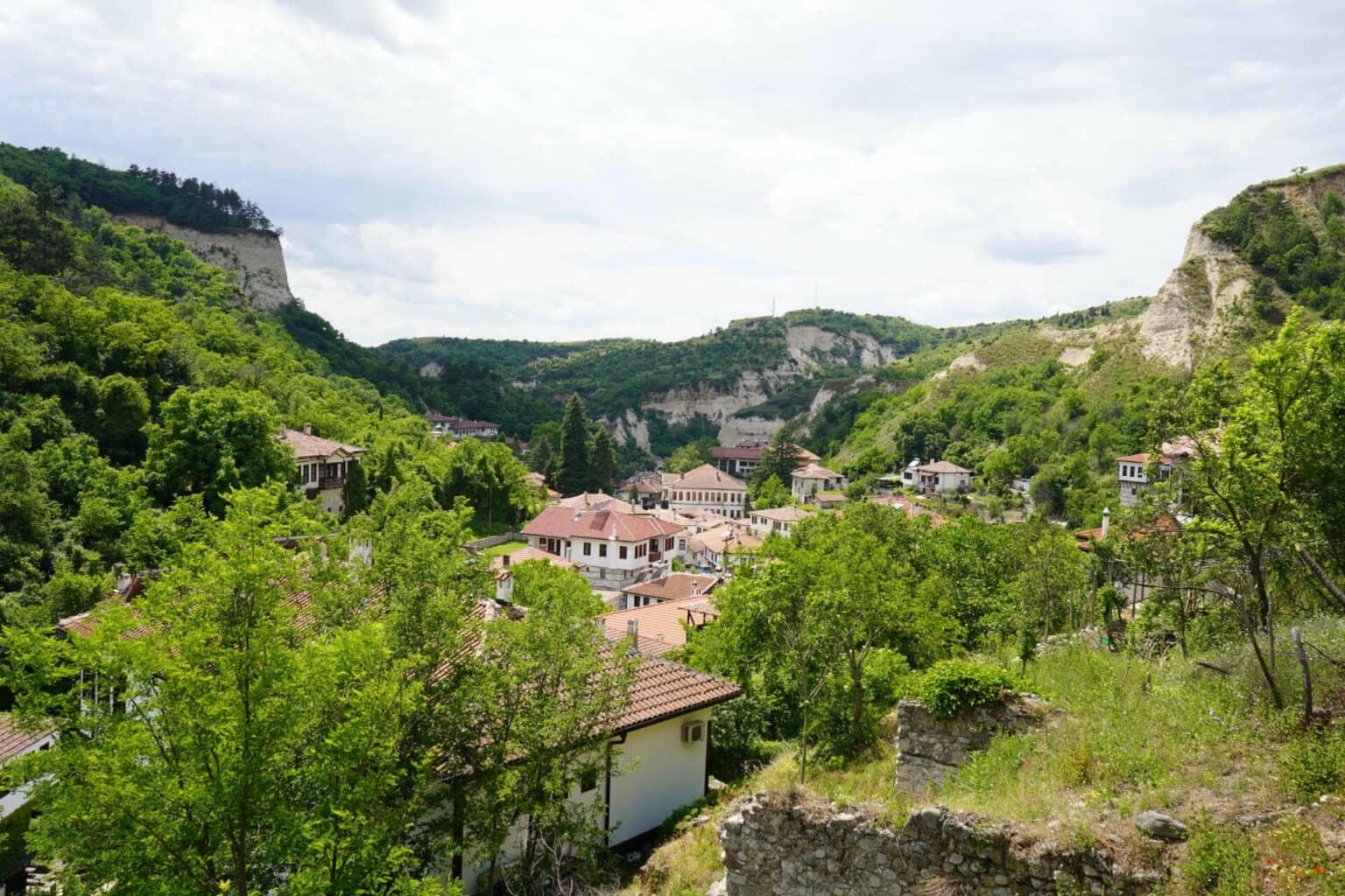 Desde arriba se observa sobre los tejados y la naturaleza de la ciudad búlgara de Melnik.