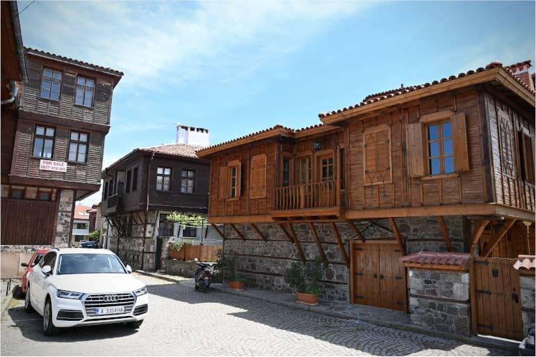 Las tradicionales casas de madera y las calles empedradas de la ciudad de Sozopol, Bulgaria.