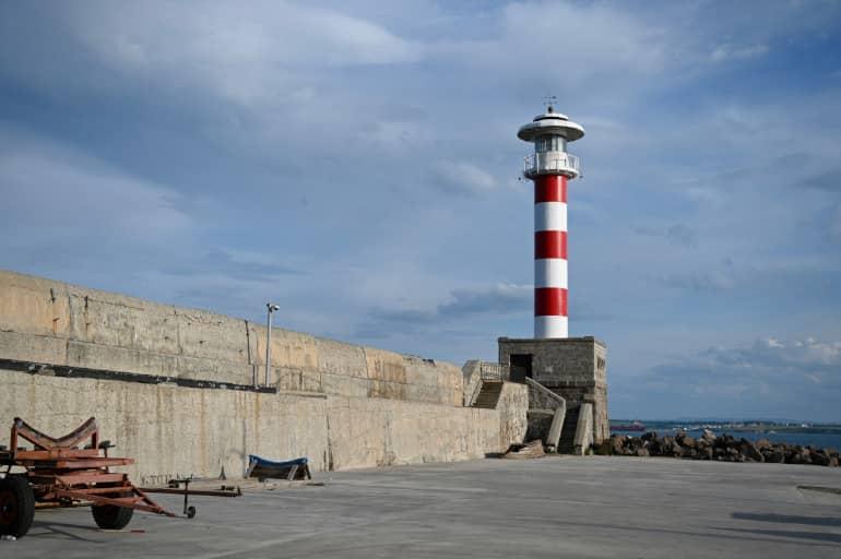 Un faro al final del muelle en la playa de Burgas, Bulgaria.