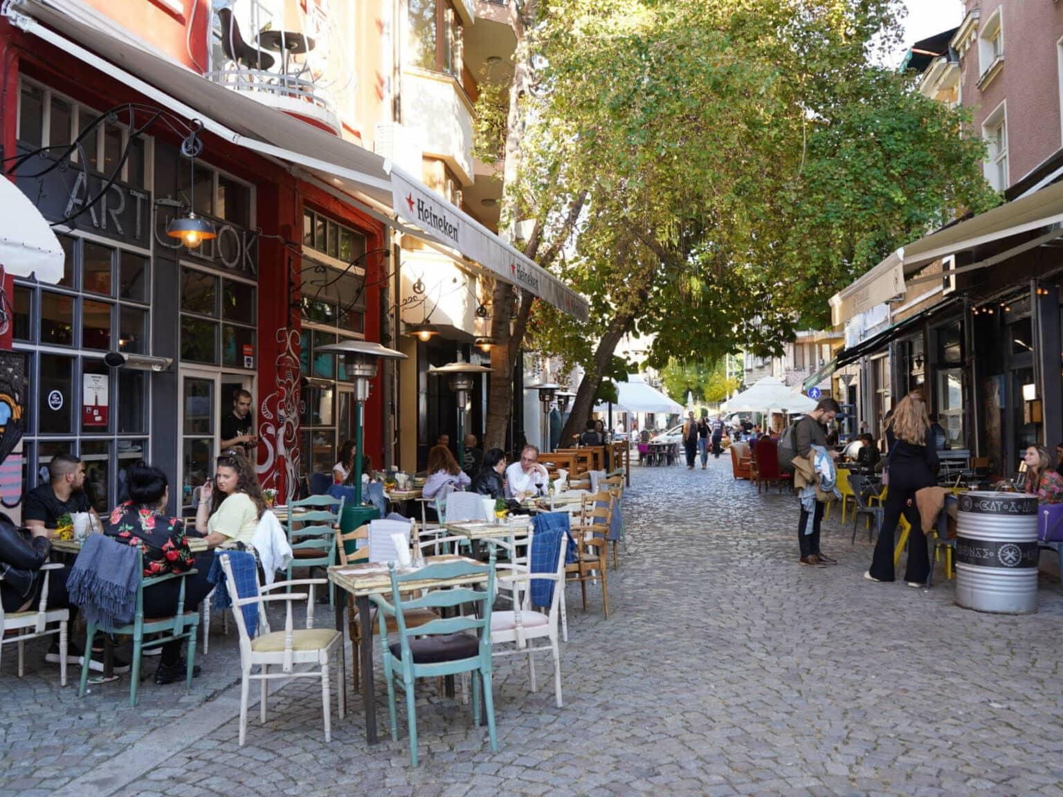 El barrio Kapana en la ciudad de Plovdiv, Bulgaria, atrae con muchos bonitos cafés.