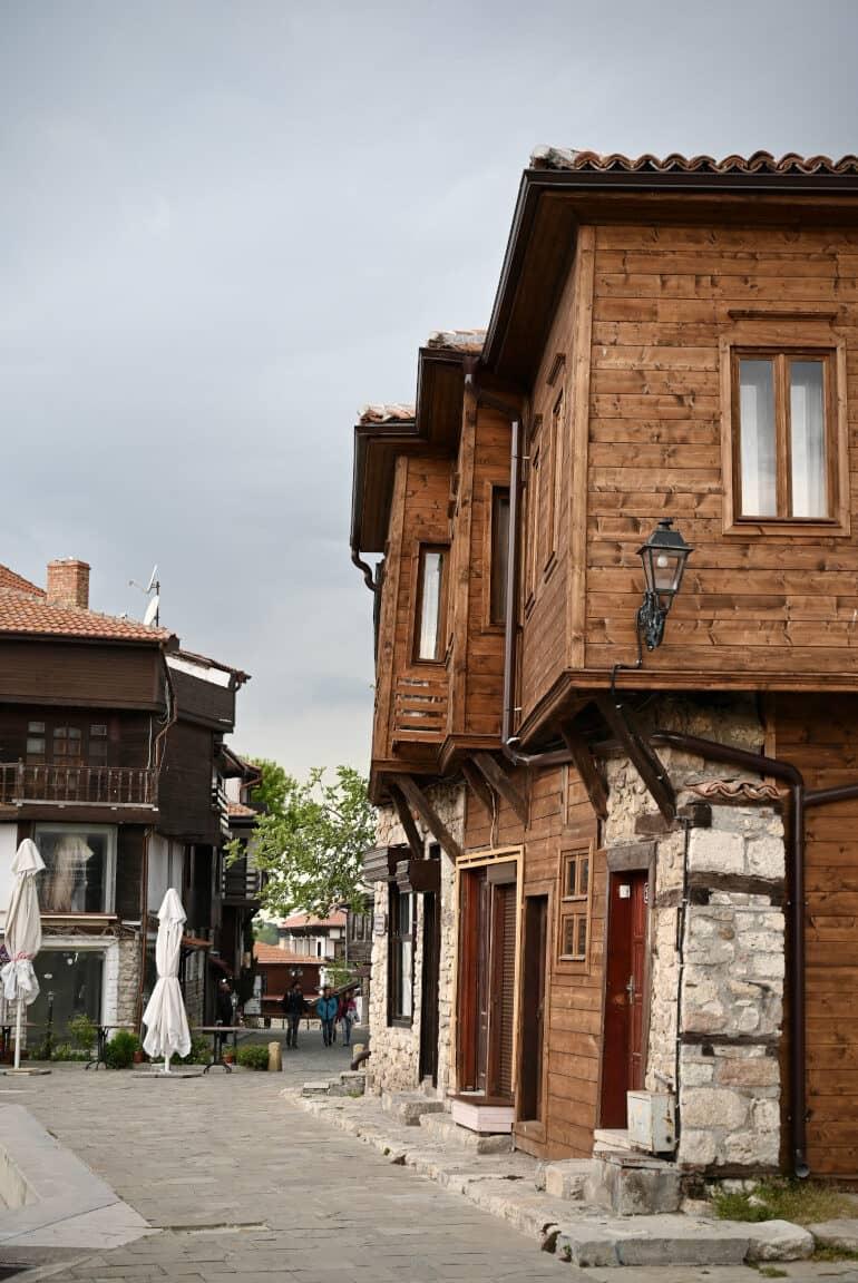 Una vista de las casas de madera construidas en el estilo arquitectónico tradicional búlgaro.