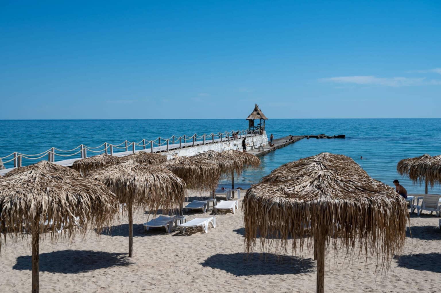 Desde la playa en Balchik, Bulgaria, se puede ver el turquesa Mar Negro.