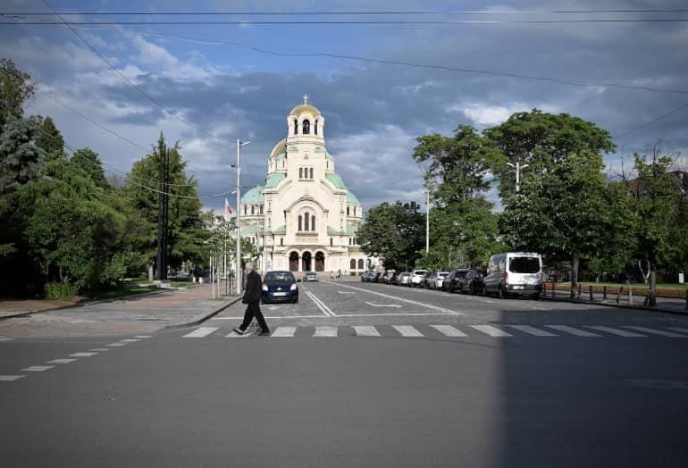 La catedral de Alexander Nevski en la capital de Bulgaria, Sofía, bajo un cielo dramáticamente nublado.