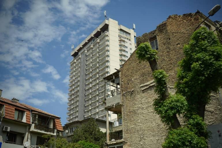 La termal romana cubierta de hiedra en la ciudad de Varna, Bulgaria, es un edificio en ruinas, pero encantador.
