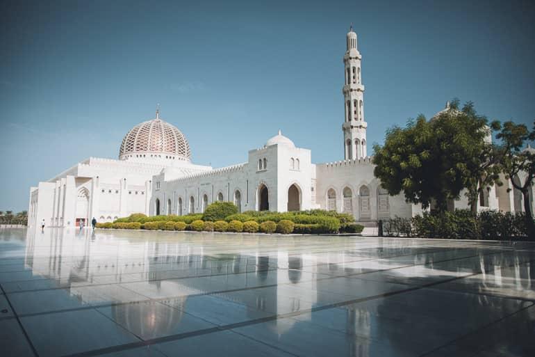 Una de las mezquitas más grandes del mundo es la Mezquita Sultan Qabus, el impresionante edificio blanco con la enorme plaza se encuentra cerca de Mascate, Omán.