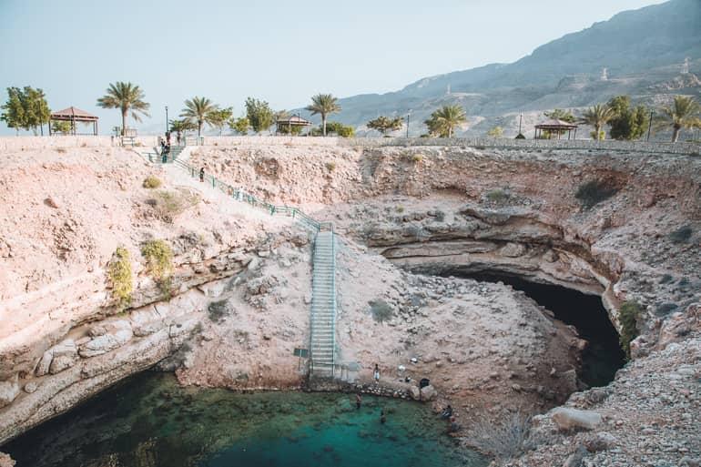Cerca de la región costera de Bimah se encuentra el Bimah Sinkhole, un cráter que lleva a una laguna de color azul verdoso a través de una empinada escalera.
