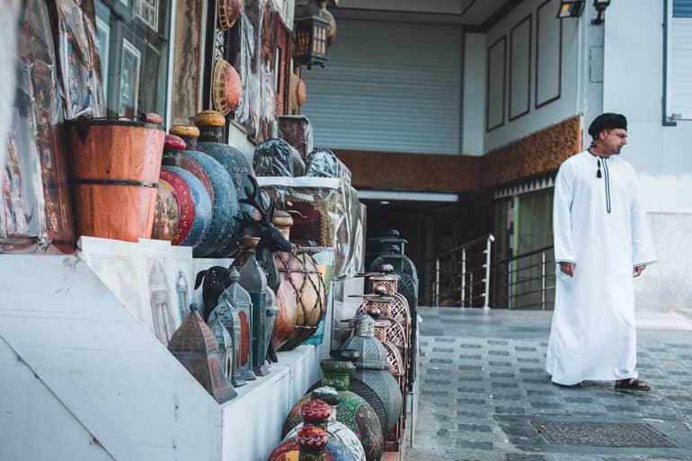 En Mascate, un visitante local pasea por las áreas de venta de una tienda en el zoco de Mutrah, Omán.
