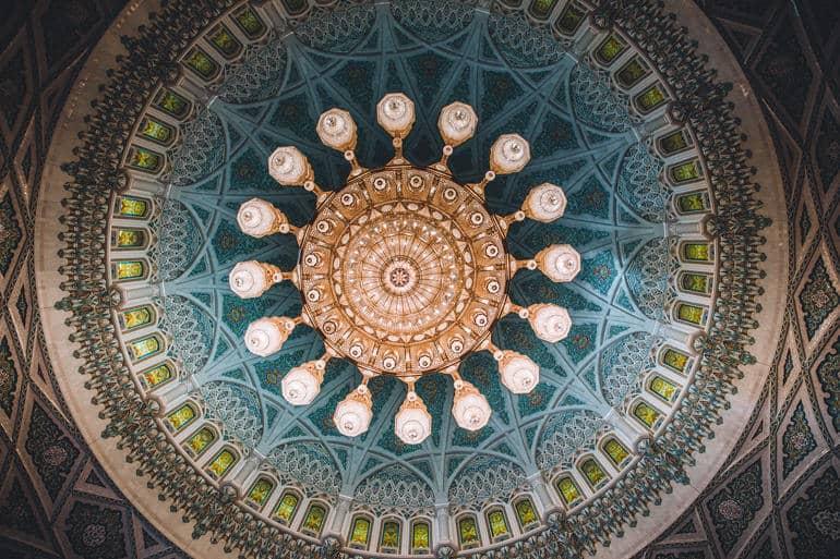 La cúpula de la Mezquita Sultan Qabus en Omán está cubierta con un impresionante patrón detallado y el candelabro más grande del mundo cuelga de la cúpula.