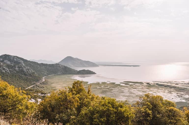 Vista desde arriba de las montañas y el agua.