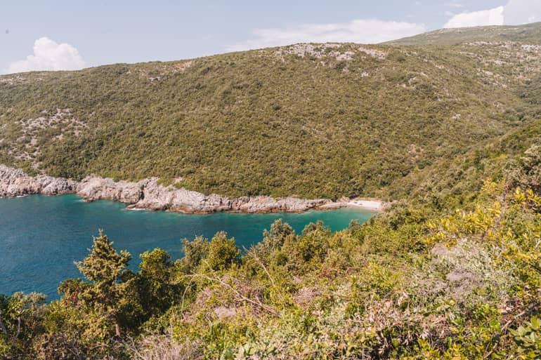 Consejos de viaje, consejos secretos, playa: Vista desde arriba del río y el bosque.