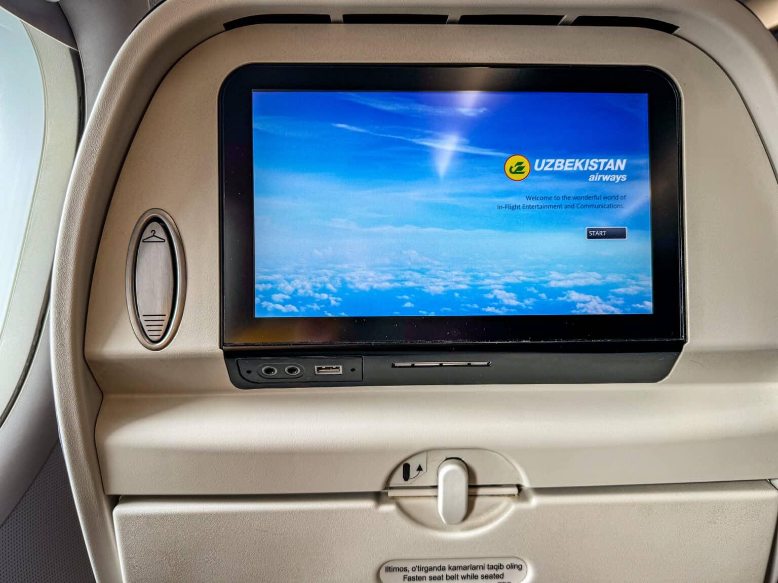 La pantalla integrada en el asiento de un avión de la aerolínea Uzbekistan Airways.