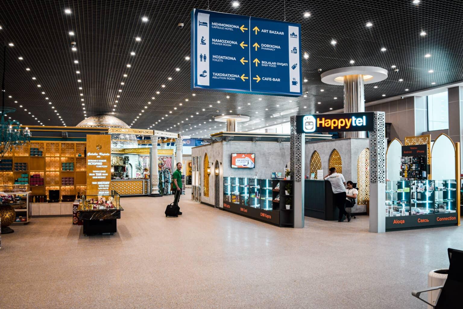 Una sala en el aeropuerto de Taskent con diferentes tiendas.