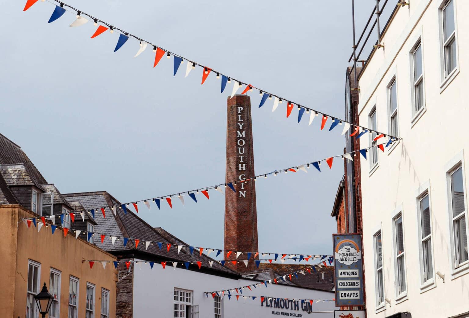 La chimenea de la fábrica de Plymouth Gin en el sur de Inglaterra.