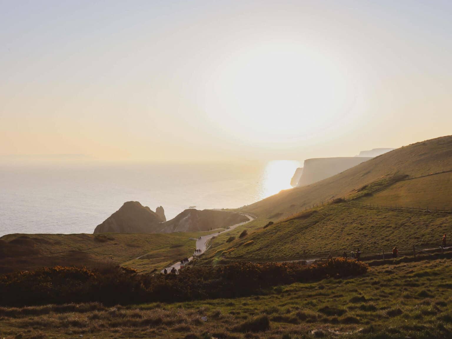 Vista sobre las colinas verdes de la Jurassic Coast en el sur de Inglaterra al atardecer.