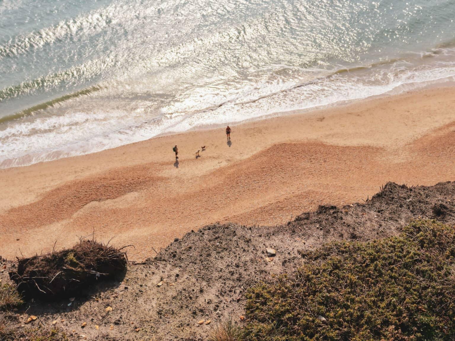 Vista desde Hengistbury Head de la playa y el mar en el sur de Inglaterra.