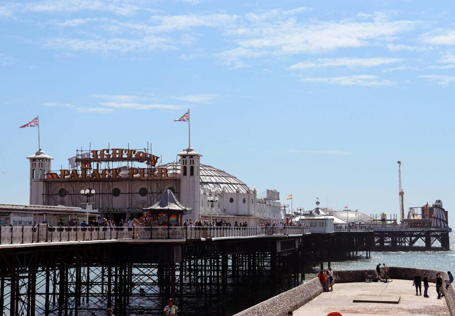 Entrada del Brighton Palace Pier Beach, el pequeño parque de atracciones en el sur de Inglaterra.