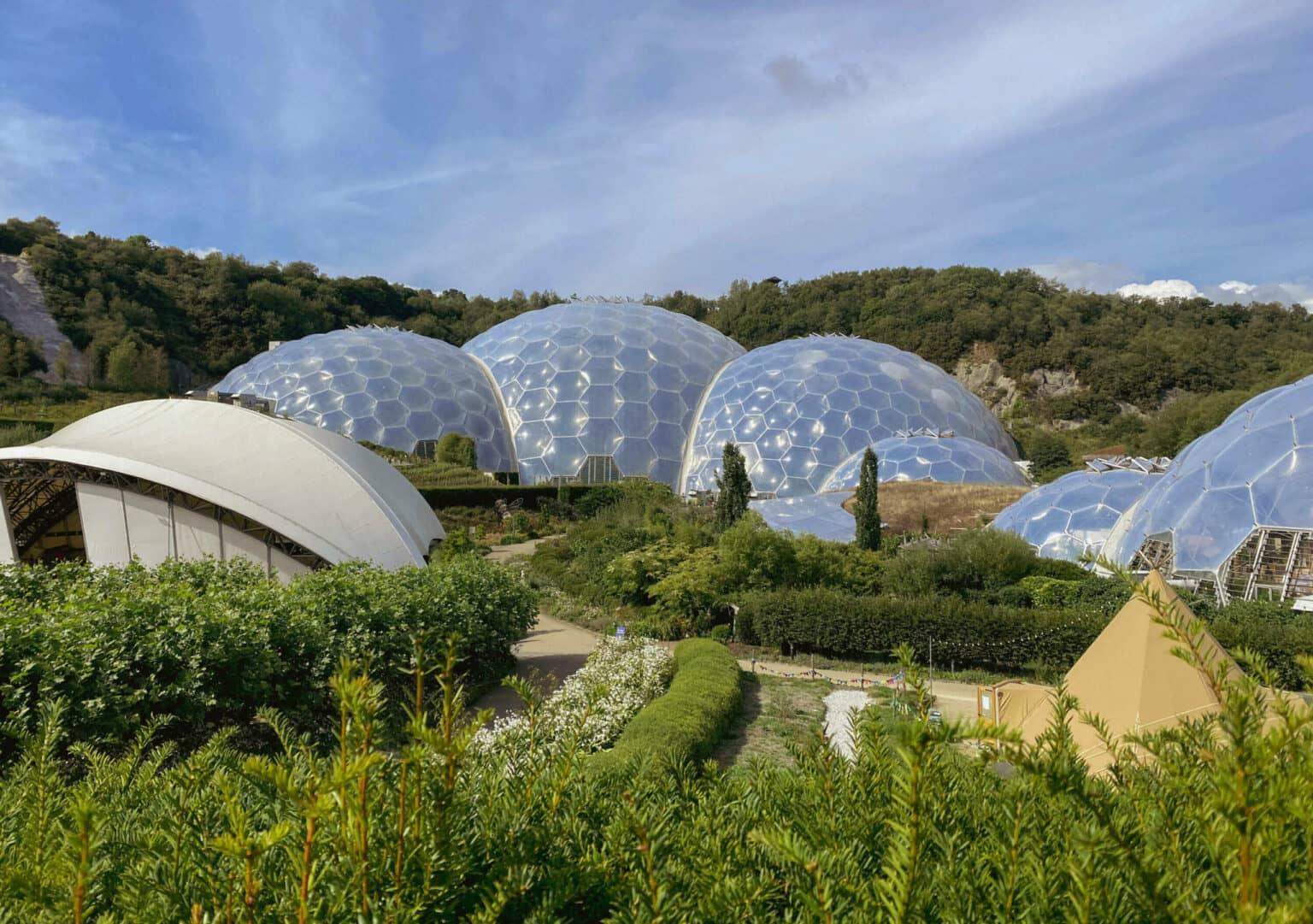 Cúpulas de plexiglás en medio de la vegetación, el Project Eden en el sur de Inglaterra.