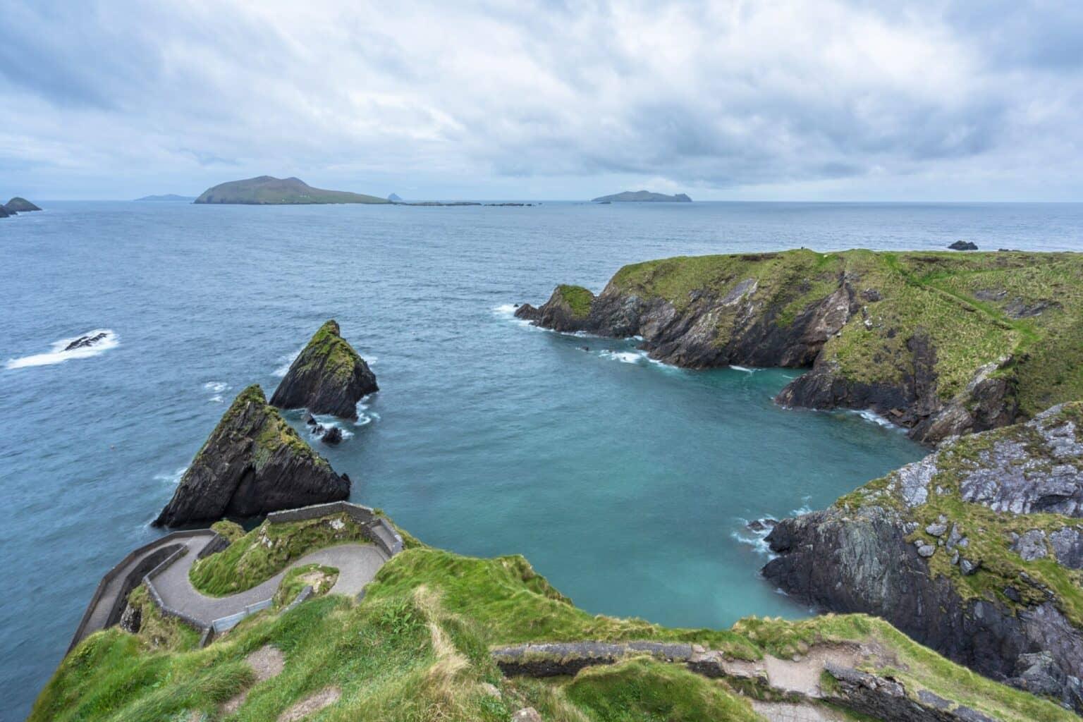 El camino hacia Dunquin Pier en la península de Dingle con vista al mar