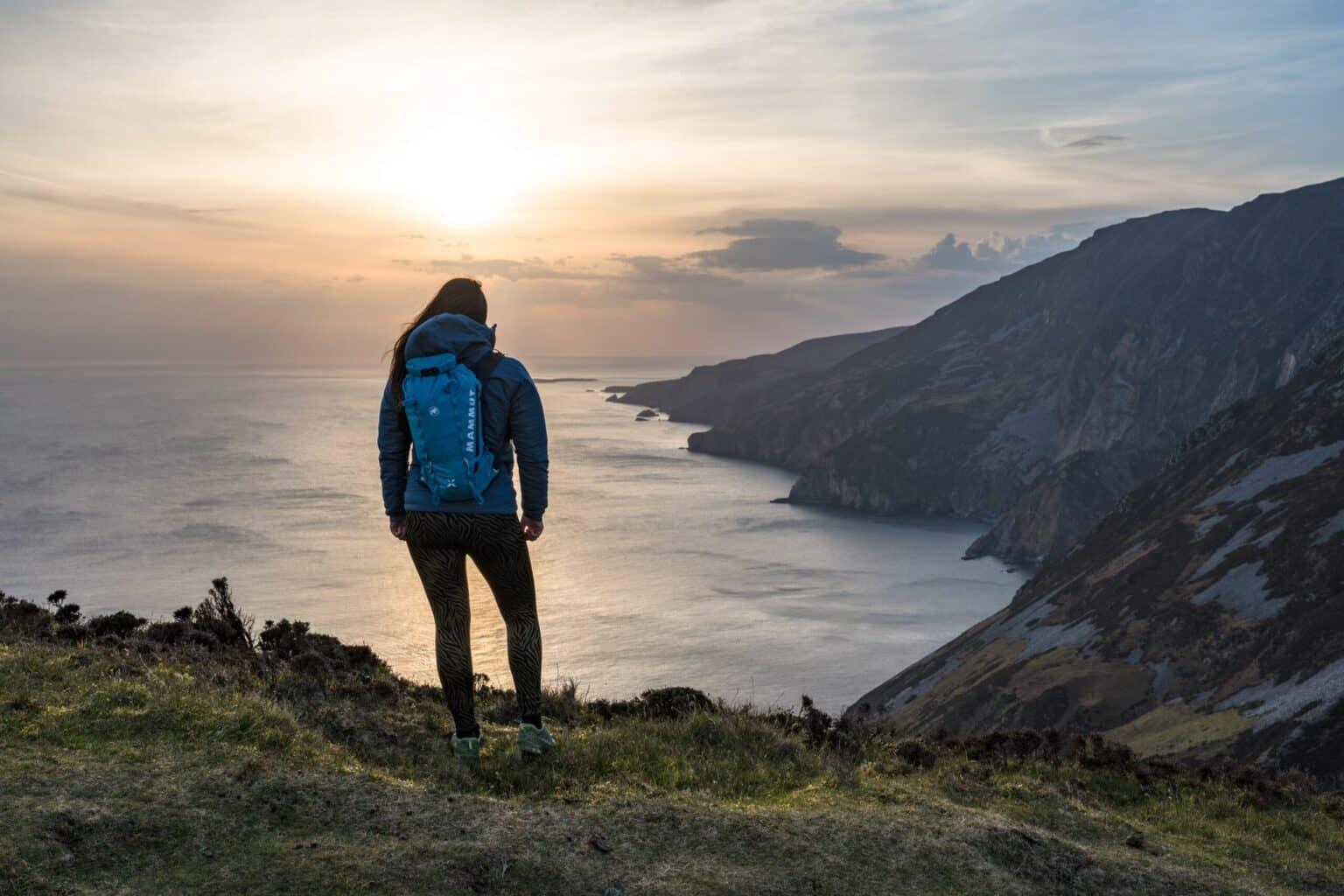 Biggi está en la costa de los acantilados de Slieve League