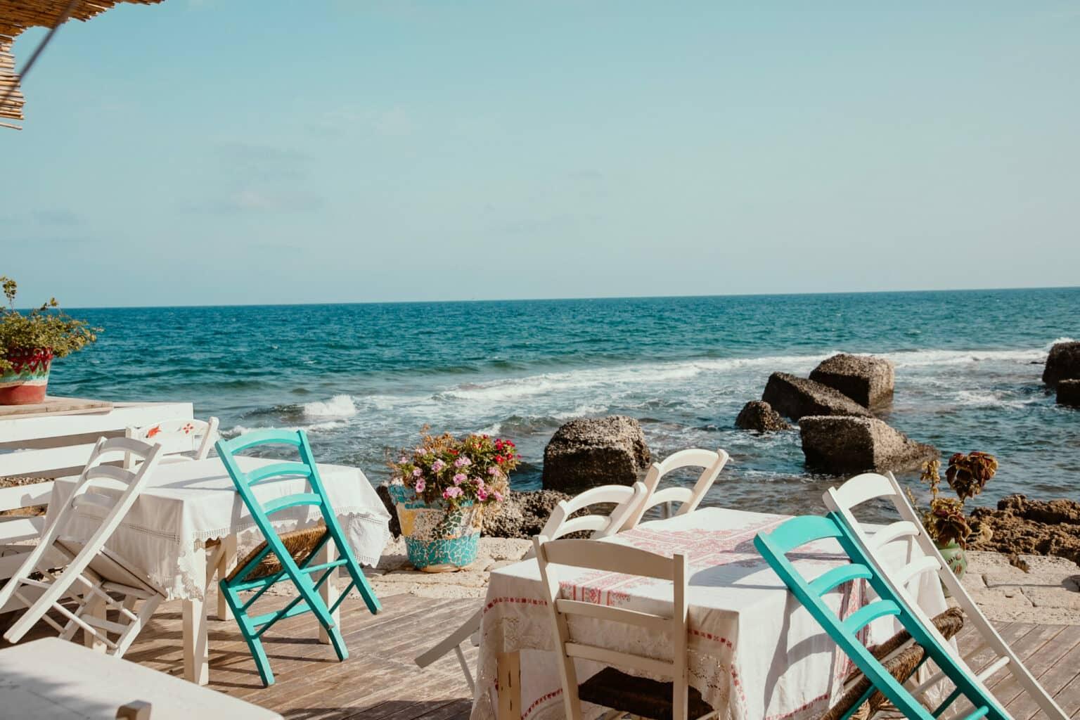 The terrace of Taverna La Cialoma in Marzamemi, with the sea in the background.
