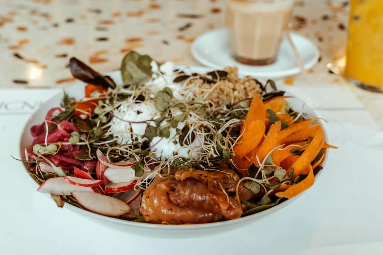 El Breakfast Bowl con batata, verduras frescas, zanahorias, feta y huevos poché del Picnic Restaurant ofrece una porción gigante que sacia por mucho tiempo.