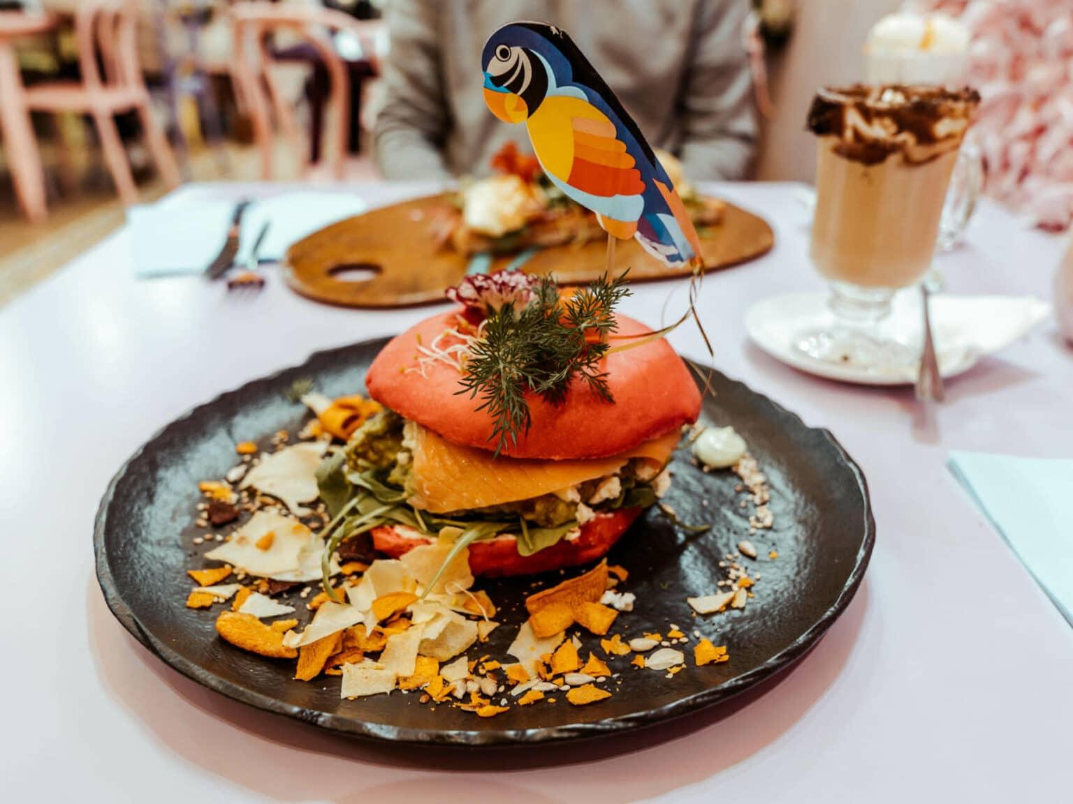 En el Eixampeling Brunch Café & Bar en Barcelona, se apilan aguacate, feta, rúcula, nueces y, si se desea, un huevo poché sobre un bagel de terciopelo rojo en el The Smashed Avo.
