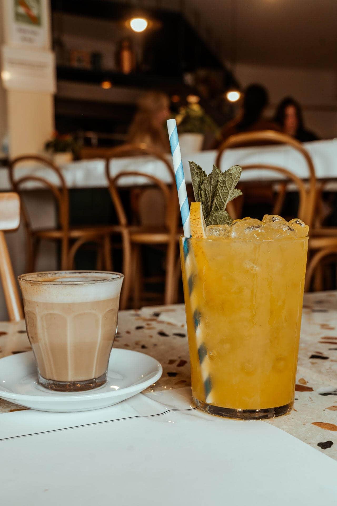 Para comer en el Picnic Restaurant en Barcelona hay un delicioso Chai Latte y refrescante limonada de maracuyá.