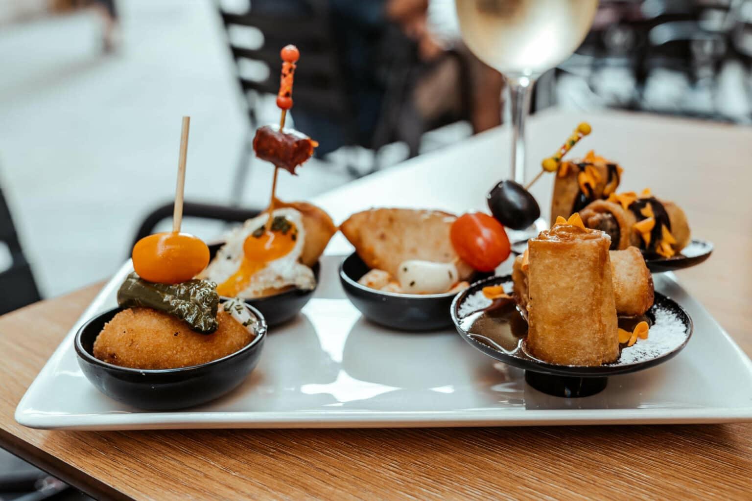 En el norte de España, se les llama pintxos en lugar de tapas: pequeñas y creativas porciones que son especialmente deliciosas en Blai 9 en Barcelona.