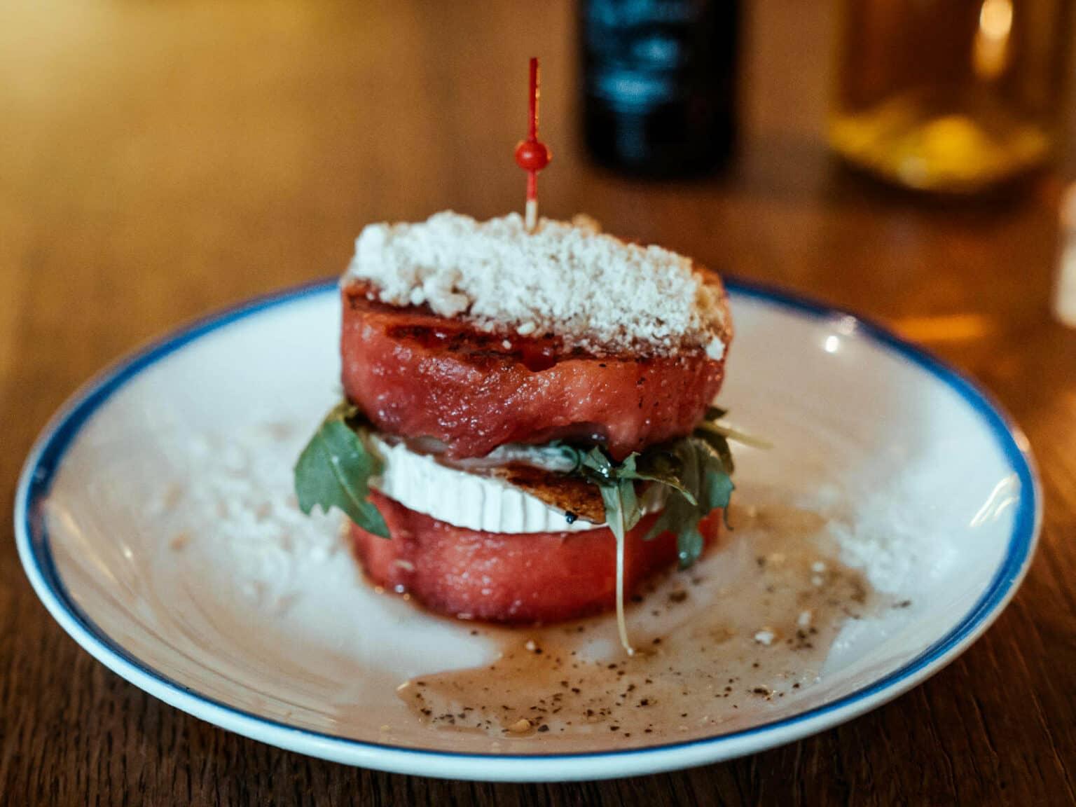 Como entrante en Flax & Kale en Barcelona, especialmente se recomienda la sandía a la parrilla con queso de cabra, mostaza de hoja japonesa, almendras Marcona y salsa de menta dulce.