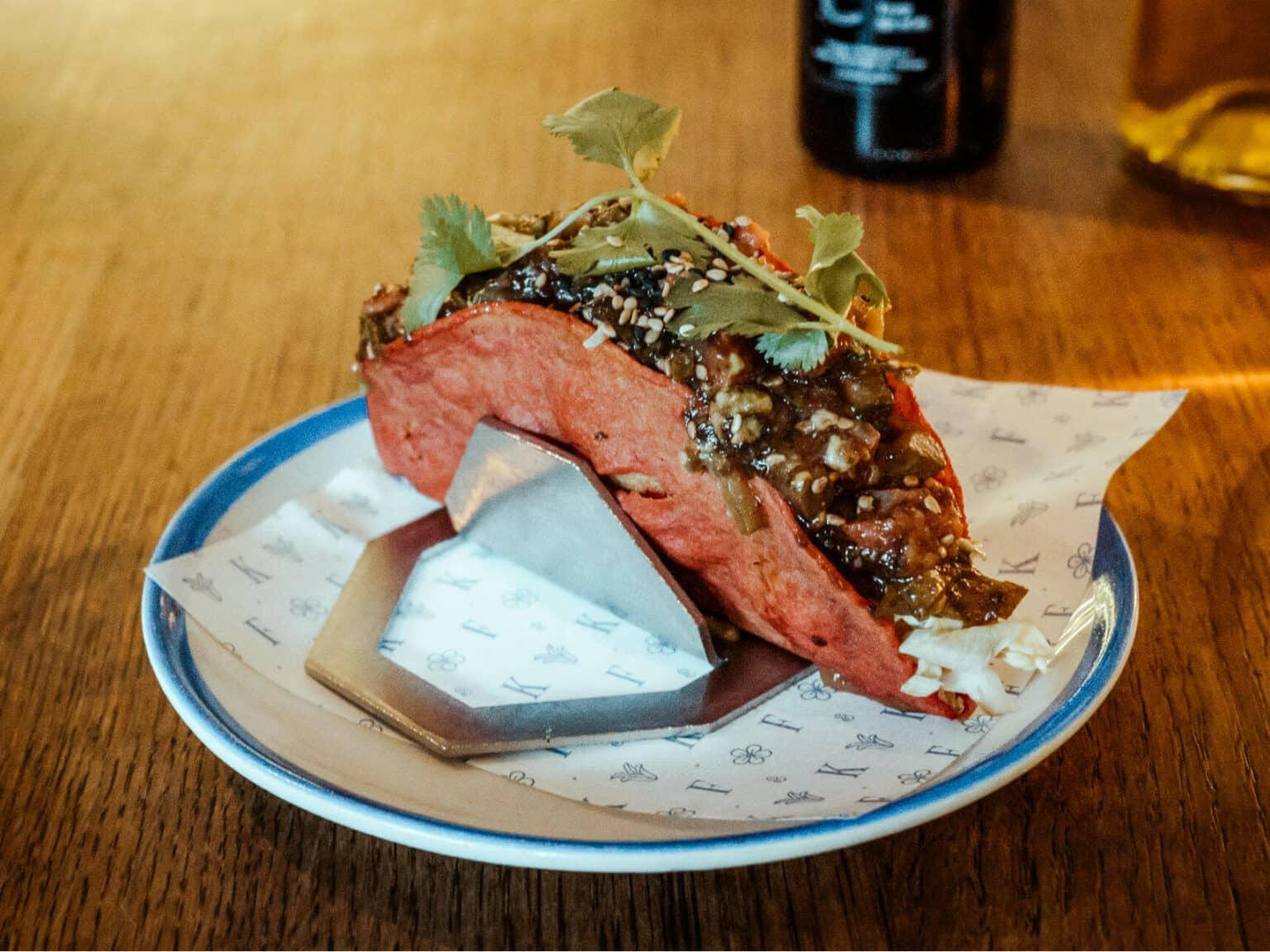 En Flax & Kale en Barcelona se encuentran deliciosos tacos rosas, saludables y bien rellenos.