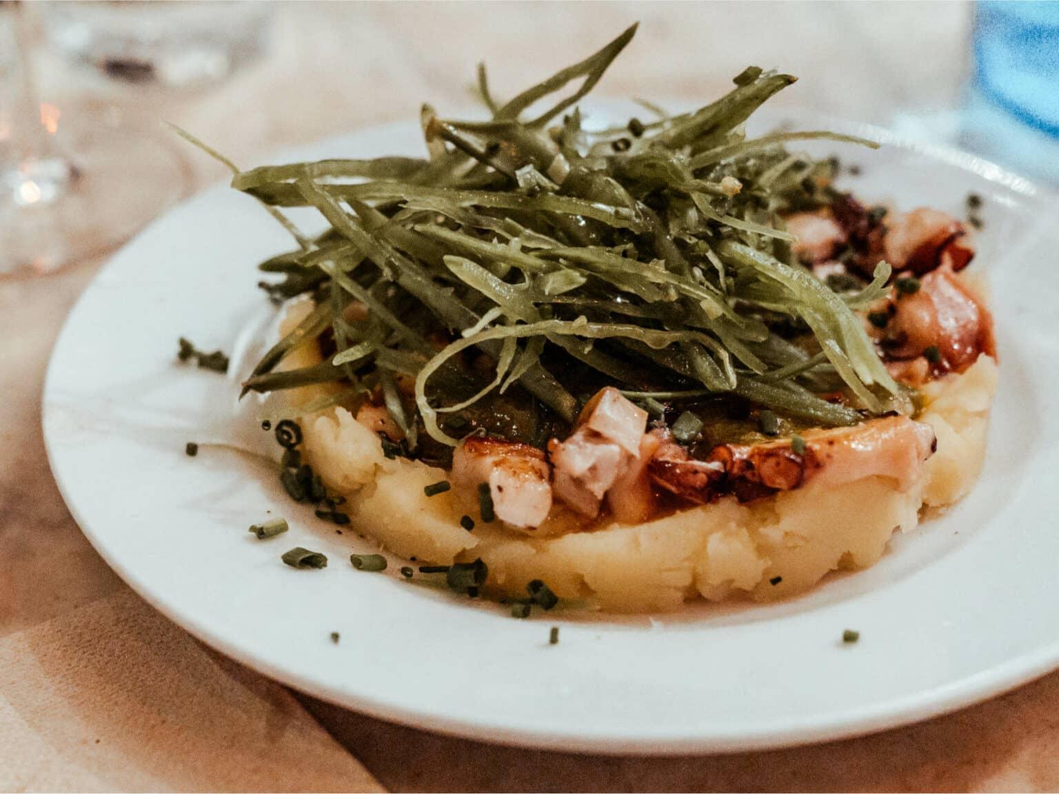 Un plato particularmente excepcional en La Pepita en España: tartar de salmón con aguacate, ponzu, mayonesa de wasabi y ensalada de algas.