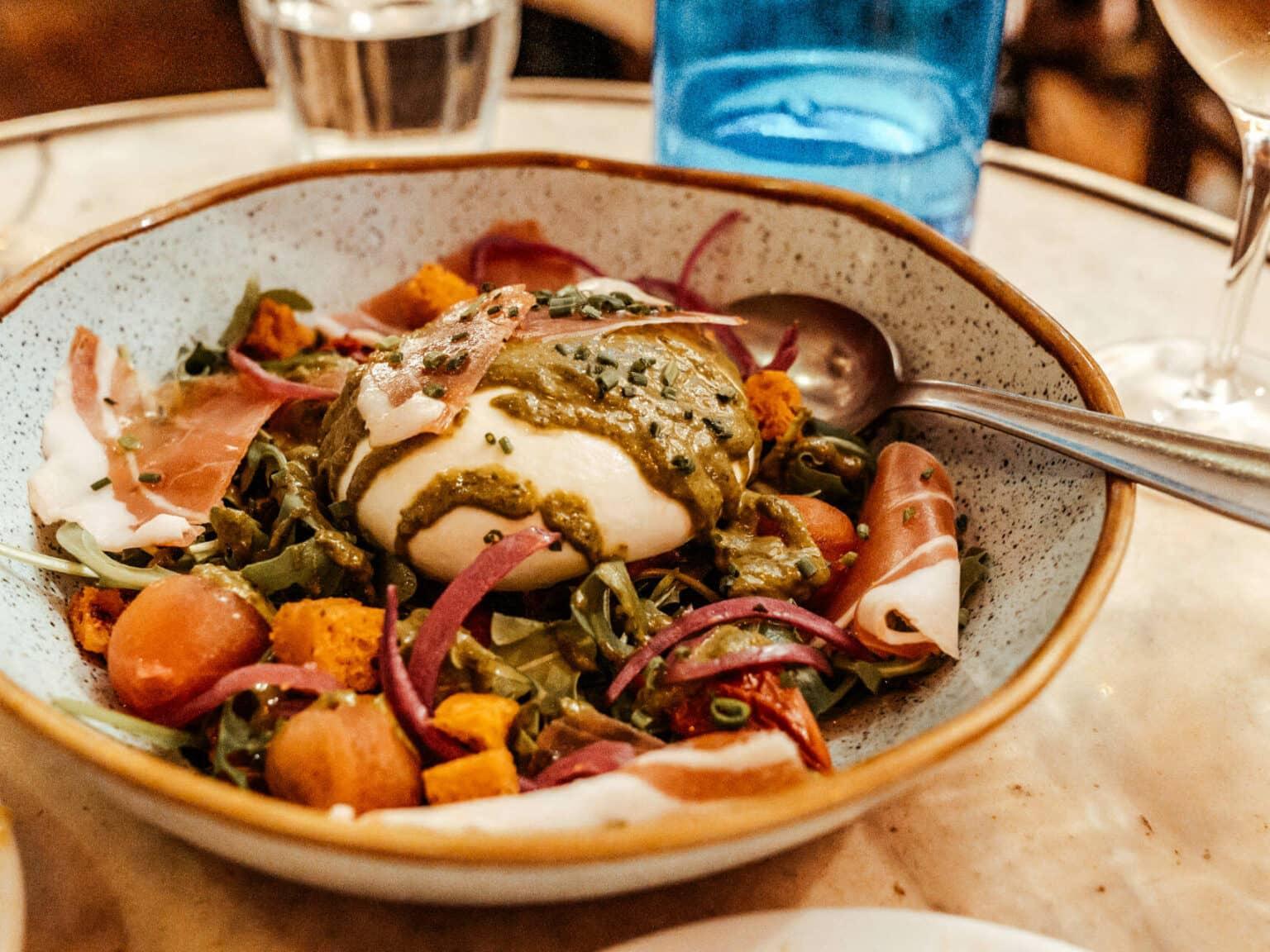 En La Pepita en España se pueden encontrar deliciosas tapas, todas cuidadosamente presentadas.