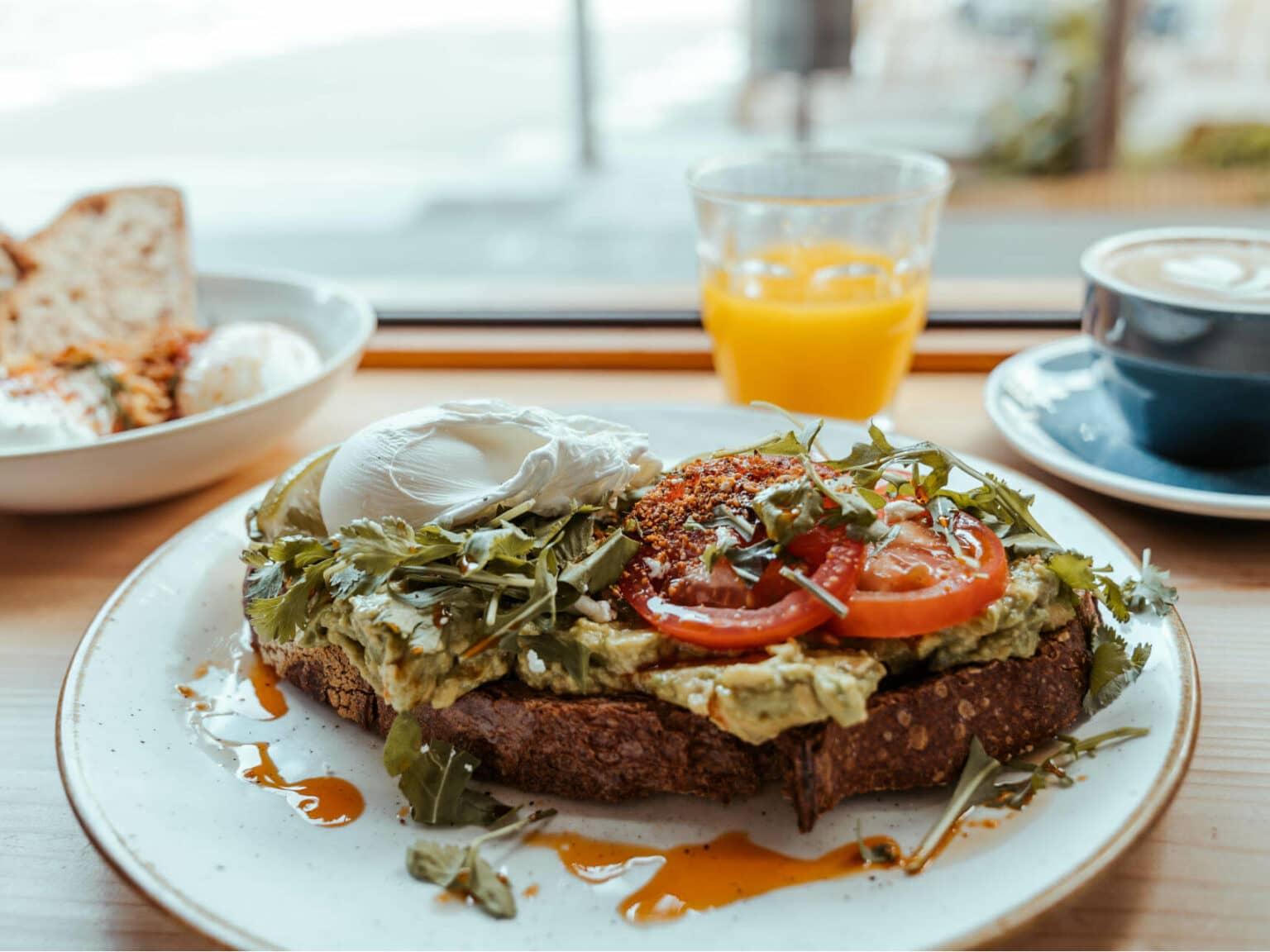Además de una deliciosa tostada de aguacate, en el Little Fern en Barcelona también se encuentra Çılbır - una crema de yogur turca con jarabe de arce, huevos poché, ajo negro, aceite de chile, eneldo y pan pita - para el brunch.
