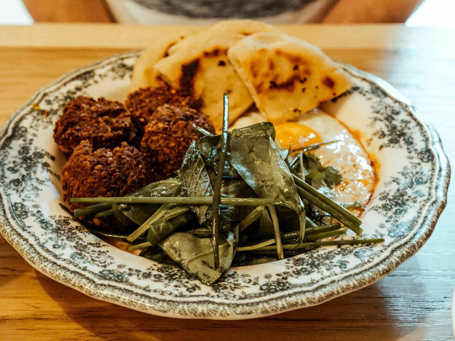 No te puedes perder esto en The Egg Lab en Barcelona: el Turkish Healthy Breakie: una crema de mascarpone y yogur con falafel crujiente, pan turco, mantequilla de chile y huevos fritos.