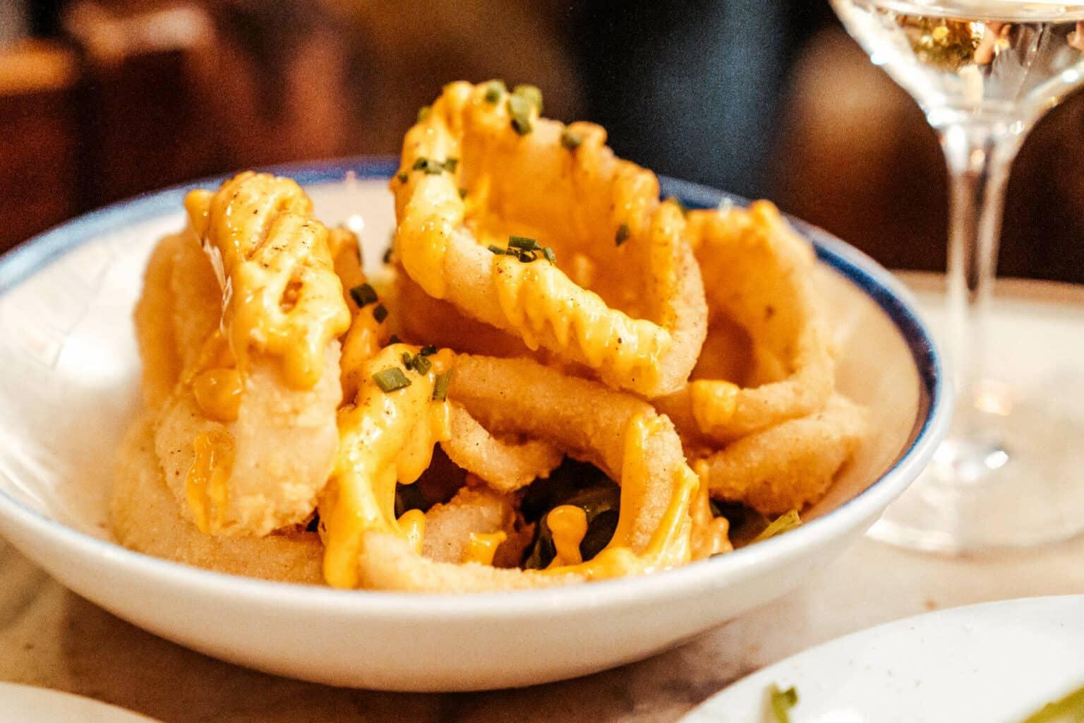 Los calamares fritos con mayonesa de kimchi de La Pepita en Barcelona hacen que se te haga la boca agua.