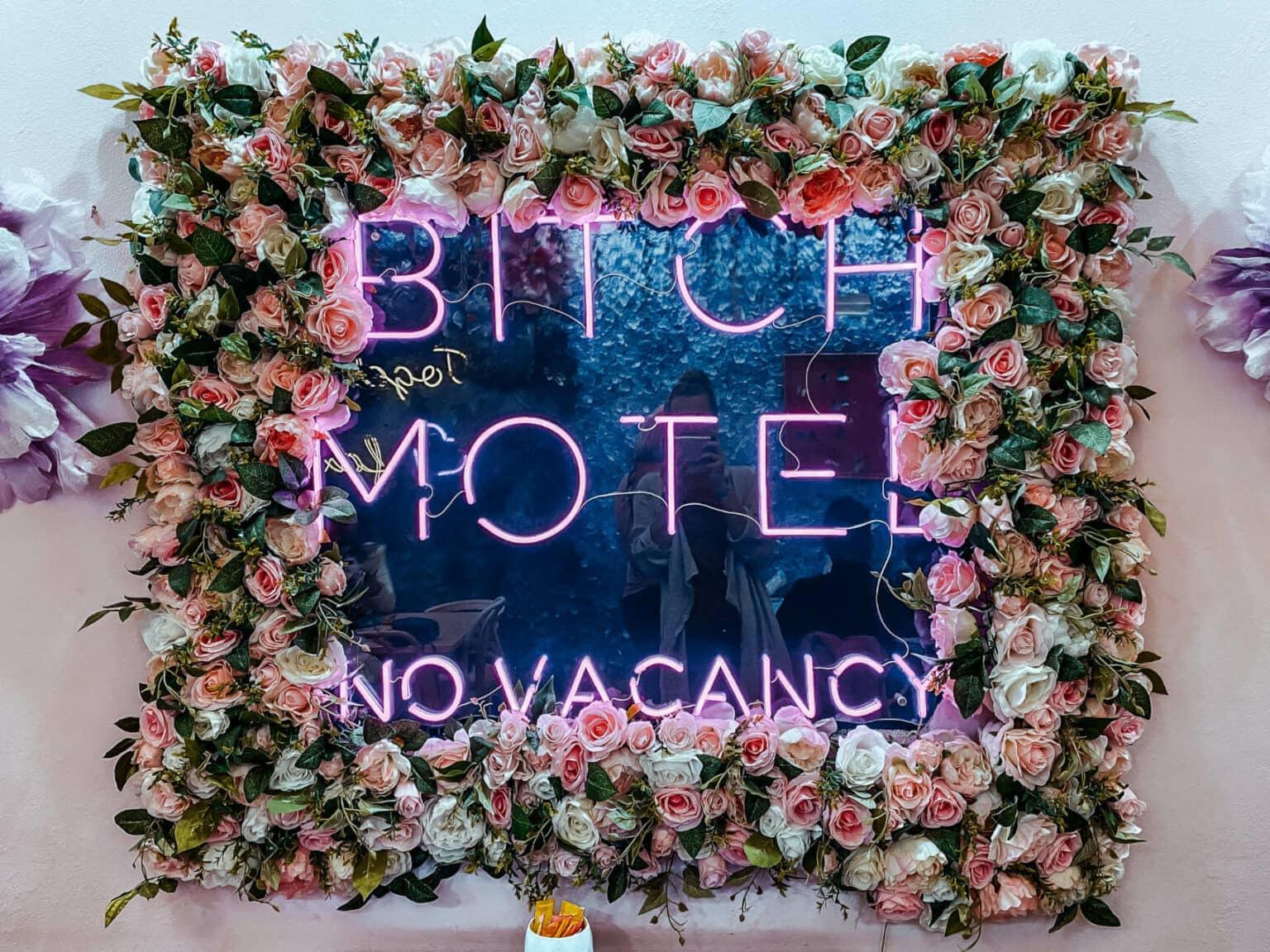 El Eixampeling Brunch Café & Bar en Barcelona da la bienvenida con flores coloridas y luces de neón, perfectas para hacer fotos.