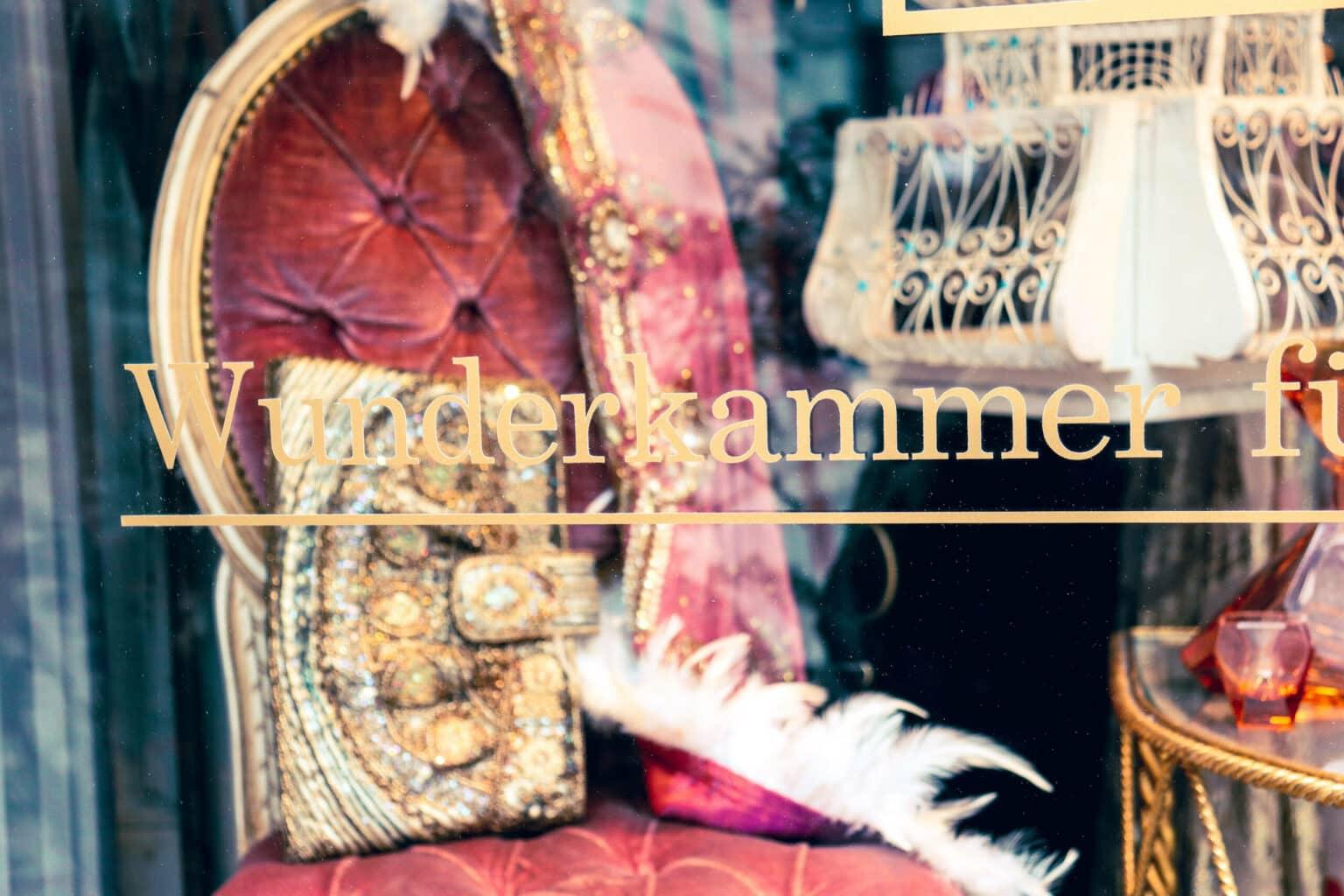 In golden lettering on the shop window, it reads "Wunderkammer" - this is how the vintage shop Alva Morgaine describes itself in Munich.